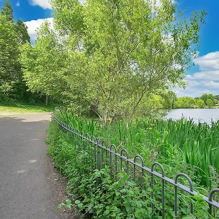 The Lochend Two Bedroom * Edinburgh