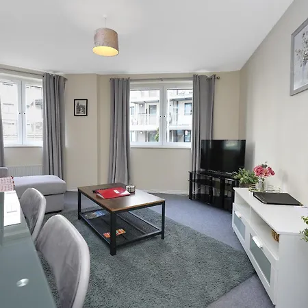 The Lochend Two Bedroom * Edinburgh