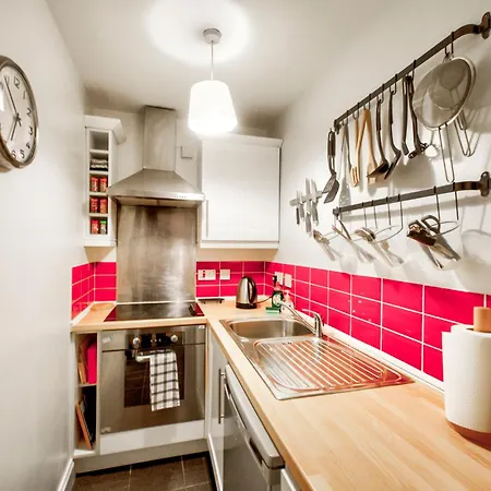 Grindlay St - Fantastic 2br In Theatre District 아파트 *