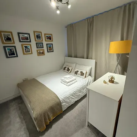 Double Bedroom With Dedicated Private Bathroom Séjour chez l'habitant *