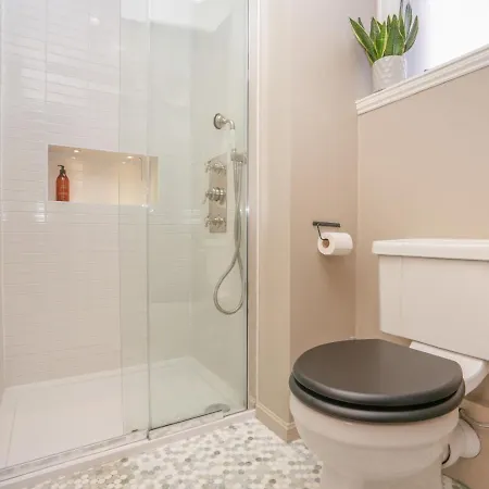 Apartment Luxury Wood Panelled West End Flat