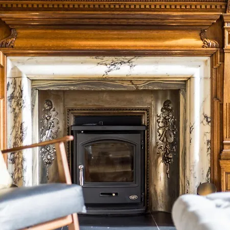 Apartment Luxury Wood Panelled West End Flat