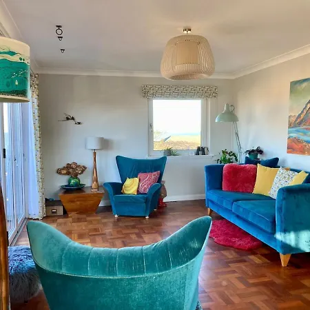 Mid-century Gem Steps From The 爱丁堡