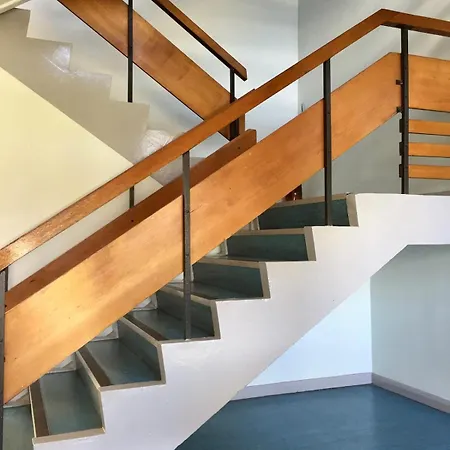 Mid-century Gem Steps From The 公寓