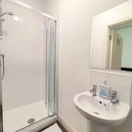 Magic Of Meadows 4 Bedroom Flat דירה *
