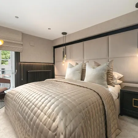 Luxury Old Town Design With Fireplace * Edinburgh