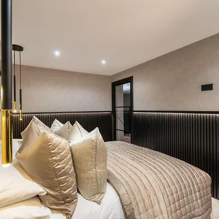 Luxury Old Town Design With Fireplace *