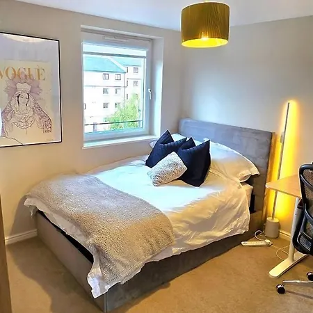 Modern In A Flat Near Haymarket * Edinburgh