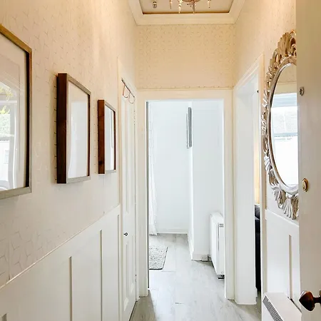 Chic Flat Close To Edinburgh, Airport, & Zoo アパート