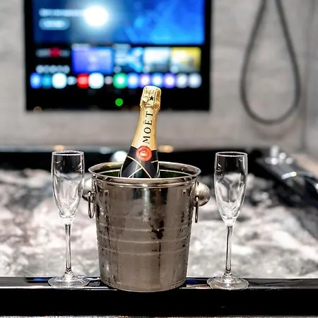 Luxury Old Town With Private Jacuzzi Apartment