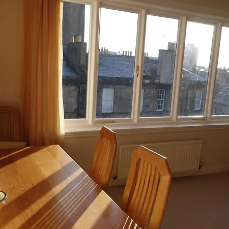 Sophisticated In Centre Apartment Edinburgh