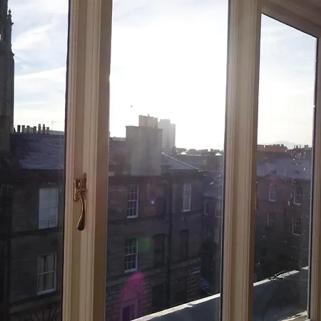 Sophisticated In Centre Apartment Edinburgh