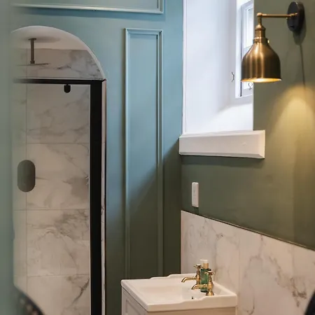 Hostal Code Pod - The Court -
