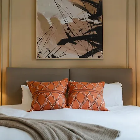 Code Pod - The Court - Hostal