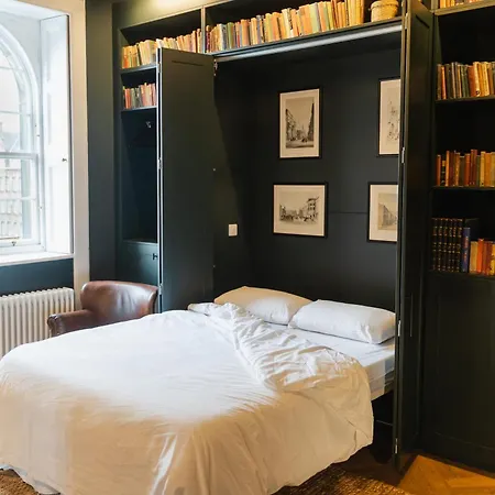 Hostal Code Pod - The Court -