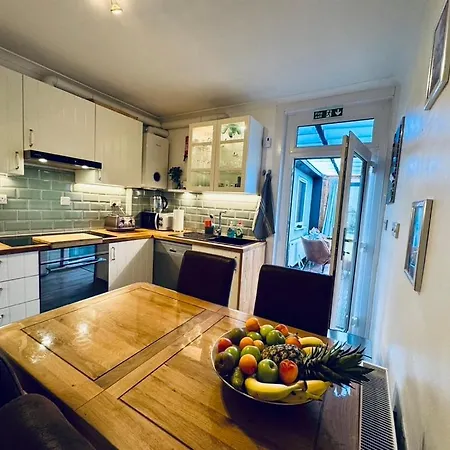 Rena- Bright And Modern City Center Apartment.