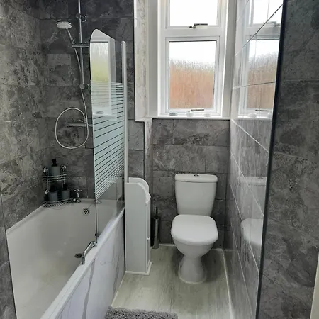 2 Bedroom Cosy Ground Floor Flat Appartement *