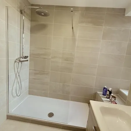 New Royal Mile Spacious Quiet Comfortable Flat With Balcony & Great Views Floor No Lift