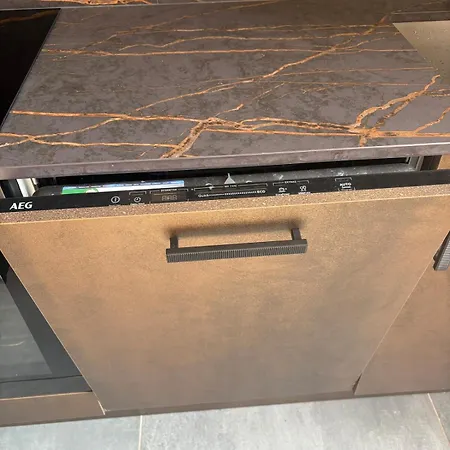 Spacious 2 Bed - Perfect Location Διαμέρισμα *