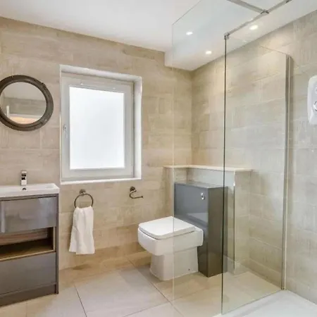 10 Guests - 5 Bedrooms - Deck - Hot Tub * Edinburgh