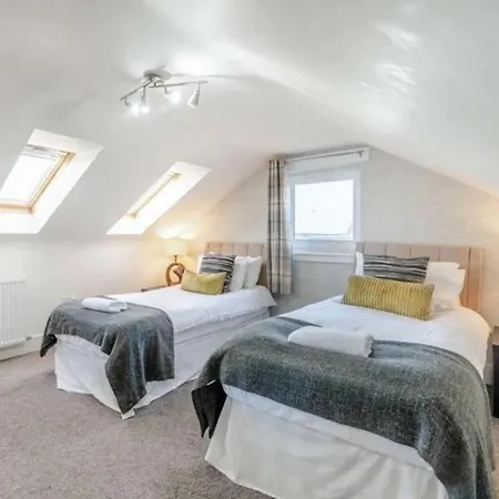 Holiday home Sleeps 10 - Hot Tub - Pool Table - Play Park