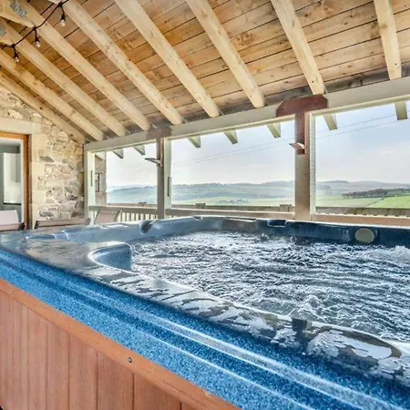 10 Guests - 5 Bedrooms - Deck - Hot Tub Hébergement de vacances Édimbourg