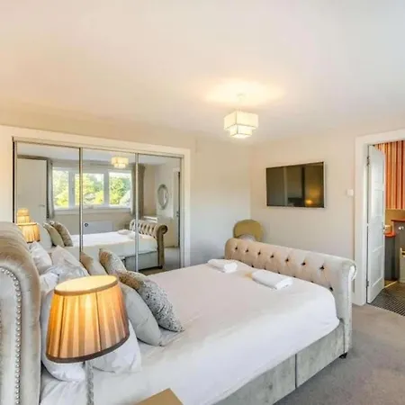 10 Guests - 5 Bedrooms - Deck - Hot Tub *