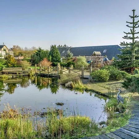 10 Guests - 5 Bedrooms - Deck - Hot Tub