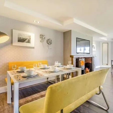 Feriehus 10 Guests - 5 Bedrooms - Deck - Hot Tub Edinburgh