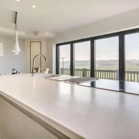 10 Guests - 5 Bedrooms - Deck - Hot Tub Hébergement de vacances *