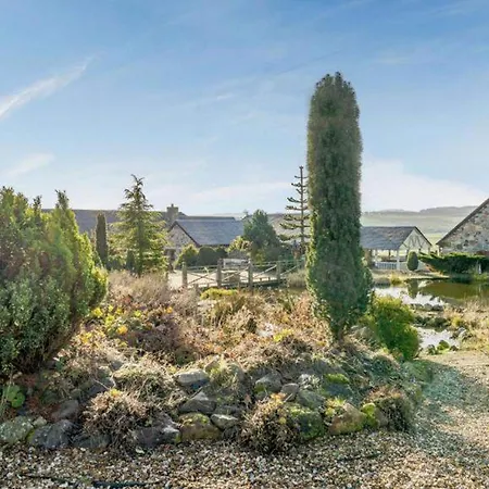 10 Guests - 5 Bedrooms - Deck - Hot Tub *