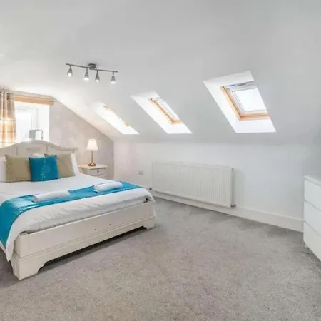 10 Guests - 5 Bedrooms - Deck - Hot Tub