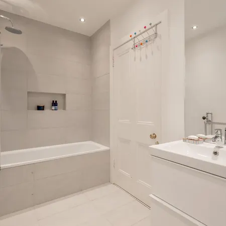 The Stockbridge Photography Studio 3 Bedrooms, 1 Bathroom Edinburg