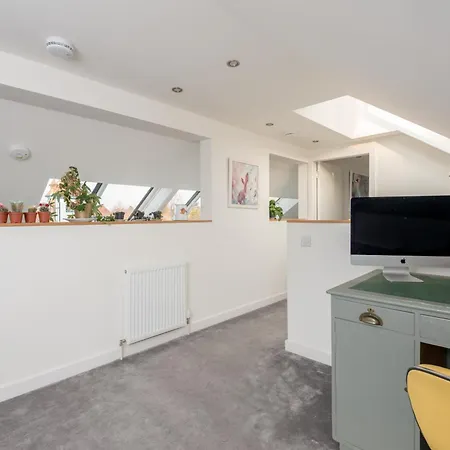 The Stockbridge Photography Studio 3 Bedrooms, 1 Bathroom * Edinburg