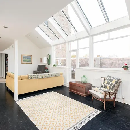 The Stockbridge Photography Studio 3 Bedrooms, 1 Bathroom Apartment *