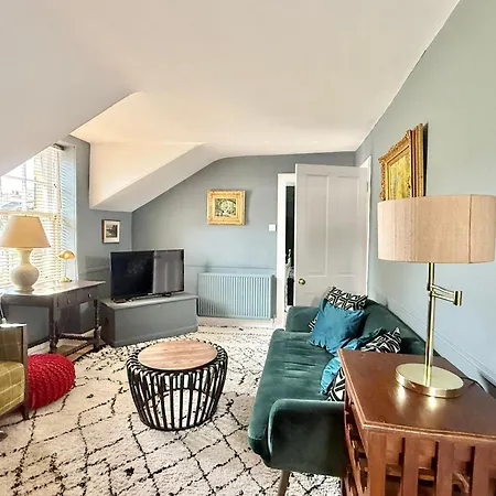 Modern Vintage Bliss Near Calton Hill 爱丁堡