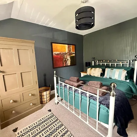 Modern Vintage Bliss Near Calton Hill