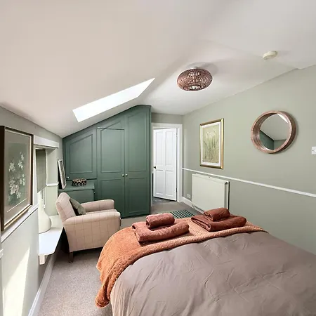 Modern Vintage Bliss Near Calton Hill Apartment Edinburgh