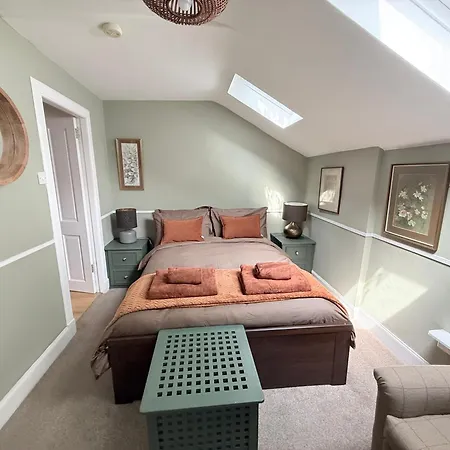 Modern Vintage Bliss Near Calton Hill