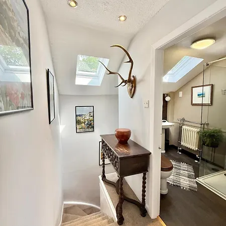 Modern Vintage Bliss Near Calton Hill 爱丁堡