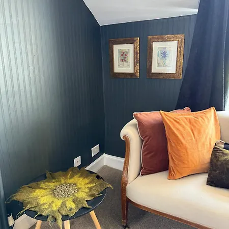 Modern Vintage Bliss Near Calton Hill Apartment Edinburgh