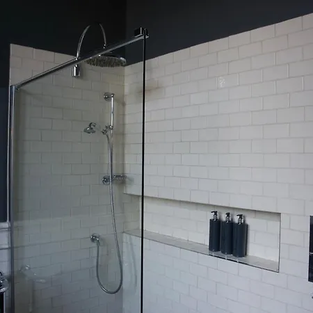 Victorian With Car Parking In Driveway, Murrayfield Apartman