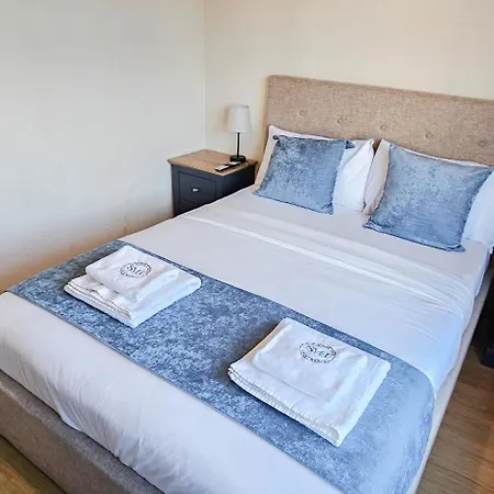 Duddingston 9 Bedroom Private House Or 9 Individual With Shared Holiday home *