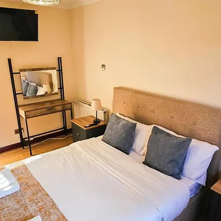 Duddingston 9 Bedroom Private House Or 9 Individual With Shared Holiday home Edinburgh
