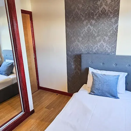 Duddingston 9 Bedroom Private House Or 9 Individual With Shared Hébergement de vacances *