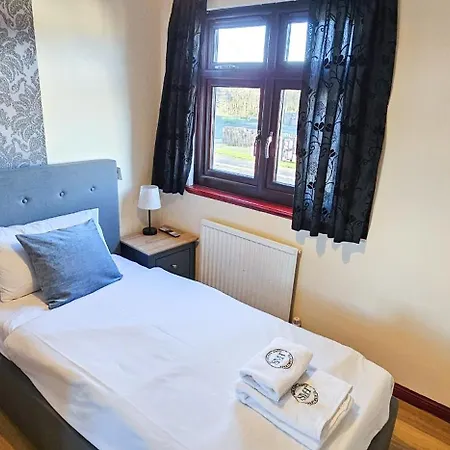 Duddingston 9 Bedroom Private House Or 9 Individual With Shared Holiday home