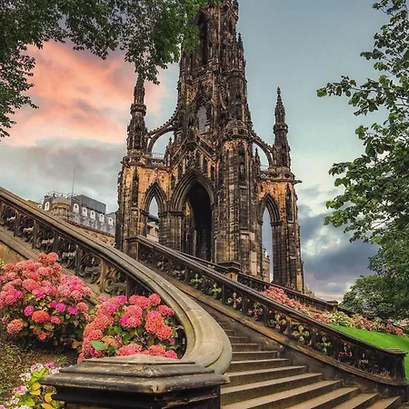 Cosy & Quiet Flat Near Haymarket Station *