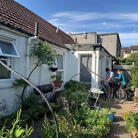Charming 3 Bed , Private Budget , Free Street Parking , Fibre Optic Internet , Garden Bed & Breakfast Edinburgh