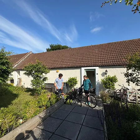 Bed & Breakfast Charming 3 Bed , Private Budget , Free Street Parking , Fibre Optic Internet , Garden *