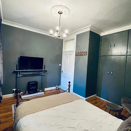 Glamours Stylish Victorian Near Centre 아파트 *